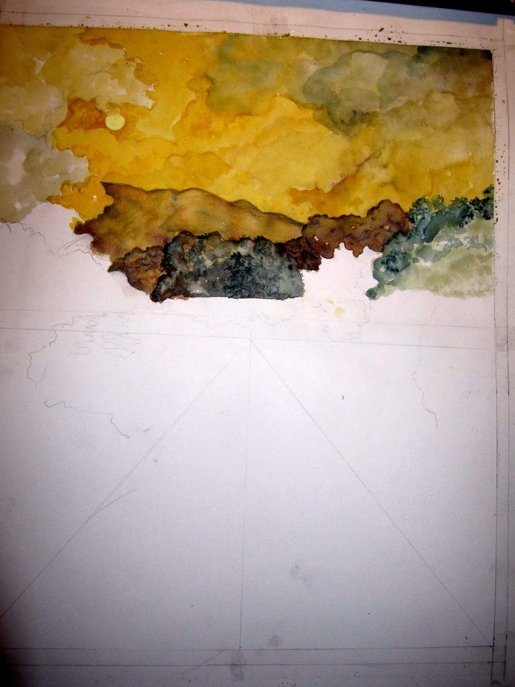 Halbfertiges Aquarell: gelber Himmel über einer grünbraunen Bergkette, der untere Teil ist noch weiß.