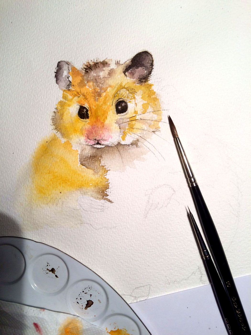 Halb gemalter Goldhamster, unten eine Farbpalette, rechts zwei feine Pinsel.